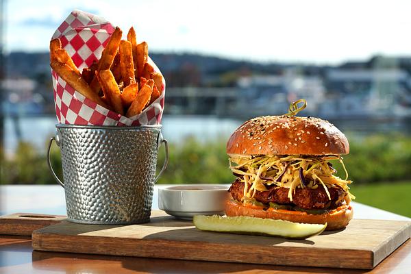 Jetty Bar & Grille