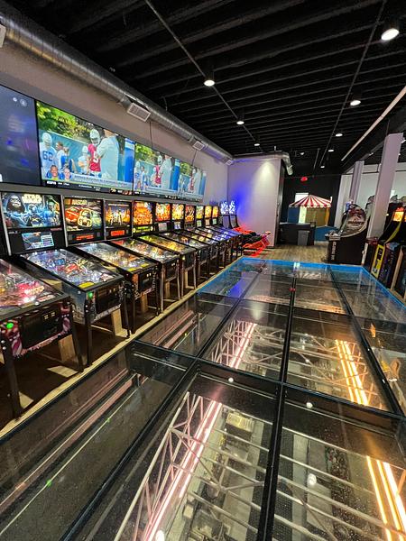 RETRO - Restaurant/Sports Bar/Arcade/Rooftop