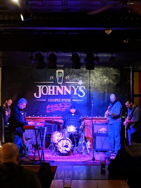 Johnny’s Irish Pub