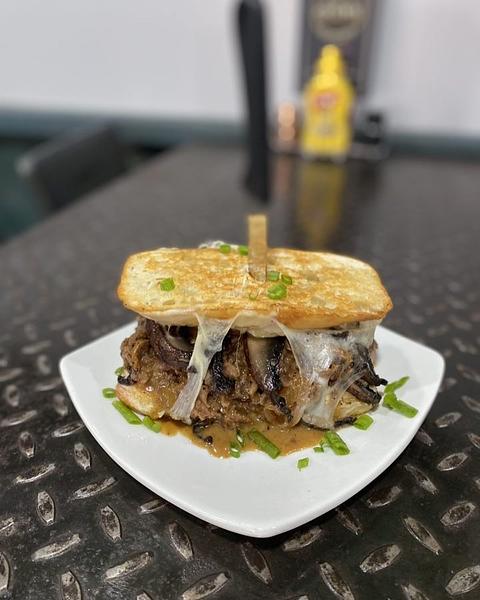 Cuzin’s Pub & Grill